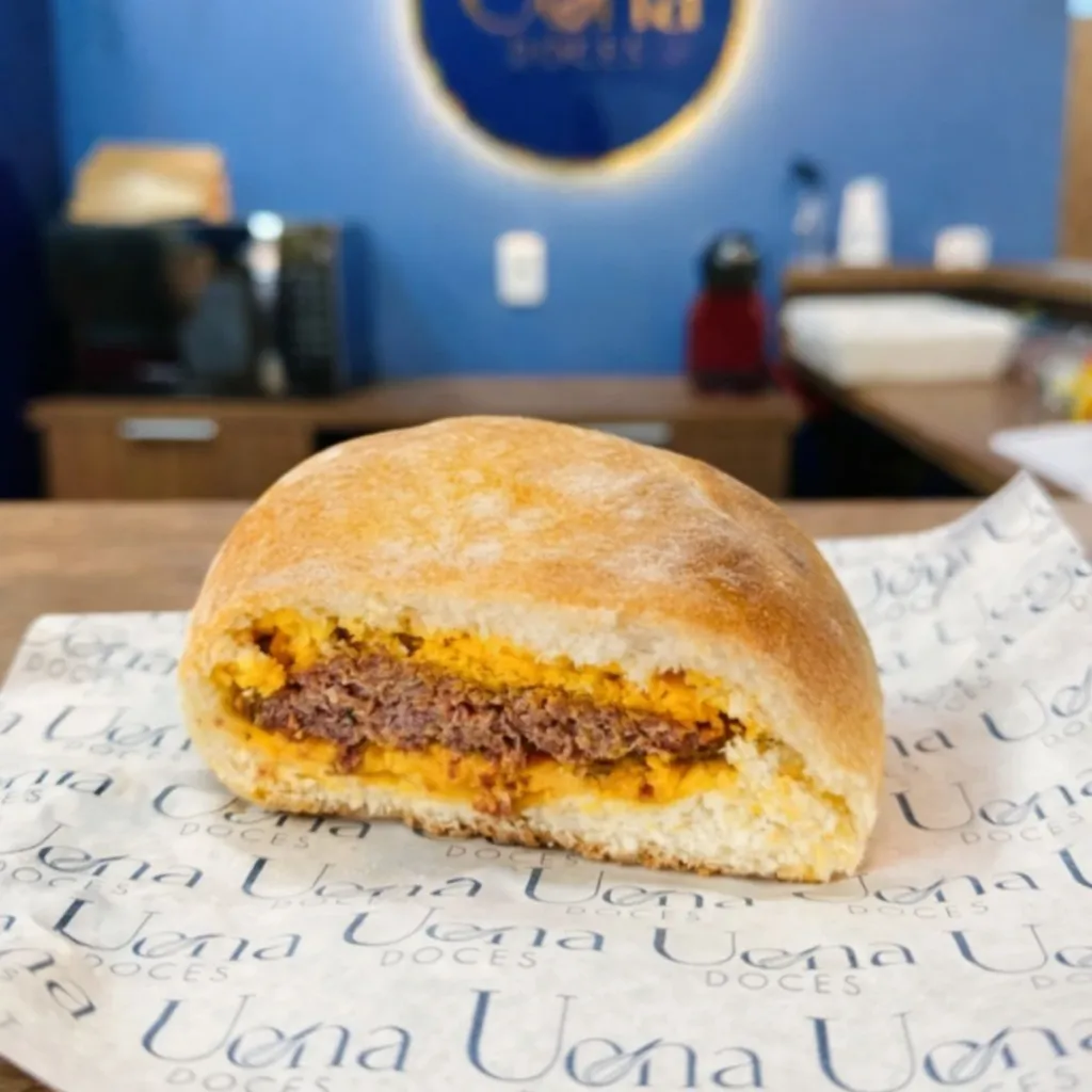 Salgado de Hambúrguer com Cheddar